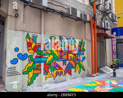 Urbanscapes astratto equilibrio murale dell'artista Fritilldea sponsorizzato da Trend Beyond Colors Nippon dipinge in una strada Chinatown Kuala Lumpur Malesia. Foto Stock