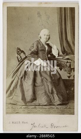 Vertical Juliette Drouet (Juliette Gauvain, chiamato), (1806-1883), (attrice) Portrait de Juliette Drouet (Juliette Gauvain, dite), (1806-1883), (attrice). Carte de visite (recto). Photographie de Joseph Maes (1838-1908). Tirage sur papier albuminé. Avant 1883. Parigi, musée Carnavalet. Foto Stock