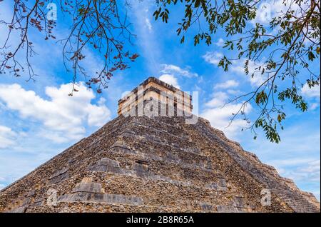 La piramide maya di Kukulkan, conosciuta anche come El Castillo, a Chichen Itza vicino a Merida e Cancun, penisola dello Yucatan, Messico. Foto Stock