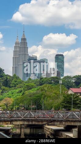 Petronas Twin Towers e alto edificio residenziale e sistemazione alberghiera Sky Suites@KLCC e Menara Vortex in KLCC Kuala Lumpur Malesia. Foto Stock