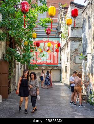 Turisti in visita a Kwai Chai Hong laneway Lorong Panggung Lanterne cinesi murale e arte di strada Chinatown City Centre Kuala Lumpur Maylasia. Foto Stock