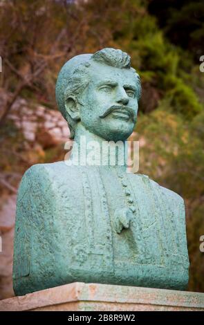 Scultura in bronzo busto di didascalia navale greca Antonius Oikonomou della Guerra di Indipendenza greca 1821-1830 situato sull'isola greca di Idra, Grecia Foto Stock