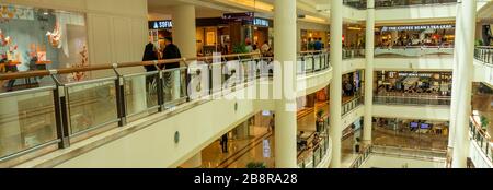 Atrio cavernoso nel centro commerciale multilivello Suria KLCC alla base delle Petronas Twin Towers Kuala Lumpur Malaysia. Foto Stock