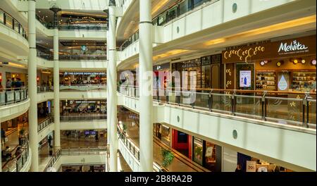 Atrio cavernoso nel centro commerciale multilivello Suria KLCC alla base delle Petronas Twin Towers Kuala Lumpur Malaysia. Foto Stock