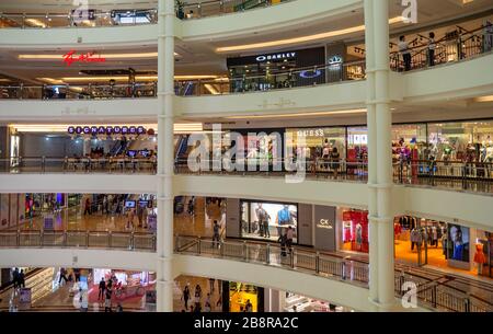 Atrio cavernoso nel centro commerciale multilivello Suria KLCC alla base delle Petronas Twin Towers Kuala Lumpur Malaysia. Foto Stock