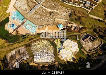 Una foto panoramica dell'attività geotermica ha prodotto acque termali a Egerszalok, Ungheria, che si trovano all'interno di un lim terrazzato colorato Foto Stock