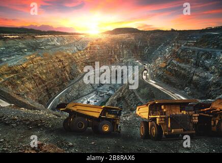 Dump di grande carico di autocarri per il trasporto dei minerali oro,industriale minerario in Thailandia Foto Stock