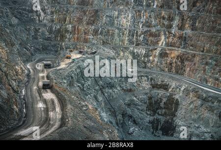 Vista aerea di miniere a cielo aperto cava con un sacco di macchinari al lavoro - vista da sopra.Questa zona è stato minato per rame, argento, oro e altri mi Foto Stock