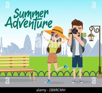 Avventura estiva concept design vettoriale. Estate avventura testo con coppia turista viaggiatore personaggio prendere telefono e foto fotocamera nel parco. Illustrazione Vettoriale