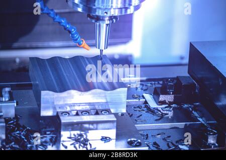 Primo piano una fresatrice CNC lavorazione di metallo su acciaio dettaglio, concetto di produzione industriale. Foto Stock