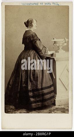 Ritratto di Marie Jeanne Prieur (1808-1879), conosciuto come Melanie, attrice teatrale. NUMA Fils (actif entre 1866 e 1880). Portrait de Marie Jeanne Prieur (1808-1879), dite Mélanie, attrice de théâtre. Carte de visite (recto). Tirage sur papier albuminé. Avant 1864. Parigi, musée Carnavalet. Foto Stock