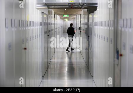 Lipsia, Germania. 14 Feb 2020. Un membro del personale attraversa la rivista della Biblioteca Nazionale tedesca di Lipsia. La Biblioteca Nazionale tedesca, con uffici a Lipsia e Francoforte sul meno, raccoglie tutto ciò che è stato pubblicato in tedesco dal 1913. Lo stock di 36 milioni di supporti attualmente comprende 387 chilometri di scaffali. Una delle attività più importanti al momento è la strada verso l'era digitale. (A dpa 'raccolta di media in tempi di digitalizzazione') Credit: Jan Woitas/dpa-Zentralbild/dpa/Alamy Live News Foto Stock