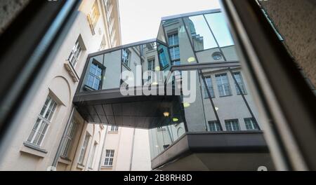 Lipsia, Germania. 14 Feb 2020. Il vecchio edificio della Biblioteca Nazionale tedesca di Lipsia si riflette in un nuovo edificio, l'Archivio musicale tedesco. La Biblioteca Nazionale tedesca, con uffici a Lipsia e Francoforte sul meno, raccoglie tutto ciò che è stato pubblicato in tedesco dal 1913. Lo stock di 36 milioni di supporti attualmente comprende 387 chilometri di scaffali. Una delle attività più importanti al momento è la strada verso l'era digitale. (A dpa 'raccolta di media in tempi di digitalizzazione') Credit: Jan Woitas/dpa-Zentralbild/dpa/Alamy Live News Foto Stock