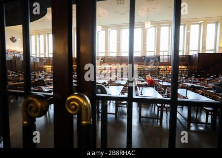 Lipsia, Germania. 14 Feb 2020. Vista sulla sala lettura della Biblioteca Nazionale tedesca di Lipsia. La Biblioteca Nazionale tedesca con sedi a Lipsia e Francoforte sul meno raccoglie tutto ciò che è stato pubblicato in tedesco dal 1913. Lo stock di 36 milioni di supporti attualmente comprende 387 chilometri di scaffali. Una delle attività più importanti al momento è la strada verso l'era digitale. (A dpa 'raccolta di media in tempi di digitalizzazione') Credit: Jan Woitas/dpa-Zentralbild/dpa/Alamy Live News Foto Stock