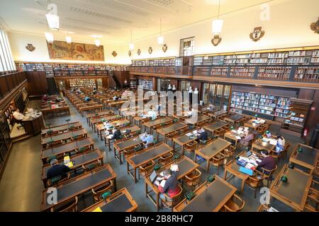 Lipsia, Germania. 14 Feb 2020. Vista sulla sala lettura della Biblioteca Nazionale tedesca di Lipsia. La Biblioteca Nazionale tedesca con sedi a Lipsia e Francoforte sul meno raccoglie tutto ciò che è stato pubblicato in tedesco dal 1913. Lo stock di 36 milioni di supporti attualmente comprende 387 chilometri di scaffali. Una delle attività più importanti al momento è la strada verso l'era digitale. (A dpa 'raccolta di media in tempi di digitalizzazione') Credit: Jan Woitas/dpa-Zentralbild/dpa/Alamy Live News Foto Stock