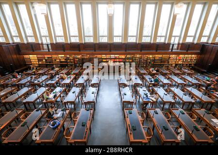 Lipsia, Germania. 14 Feb 2020. Vista sulla sala lettura della Biblioteca Nazionale tedesca di Lipsia. La Biblioteca Nazionale tedesca con sedi a Lipsia e Francoforte sul meno raccoglie tutto ciò che è stato pubblicato in tedesco dal 1913. Lo stock di 36 milioni di supporti attualmente comprende 387 chilometri di scaffali. Una delle attività più importanti al momento è la strada verso l'era digitale. (A dpa 'raccolta di media in tempi di digitalizzazione') Credit: Jan Woitas/dpa-Zentralbild/dpa/Alamy Live News Foto Stock