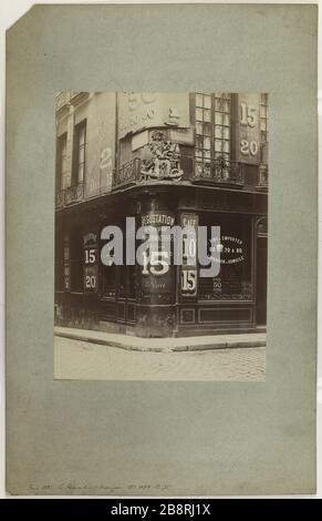 Giugno 1895. Il macinacaffè. Insegna. Insegnate il piccolo Grinder all'angolo del Municipio e del 4° distretto di Nonnains Hyeres. Enseigne du Petit Rémouleur à l'angle des rues de l'Hôtel de Ville et des Nonnains d'Hyères, Parigi (IVème arr.). Photographie de Pierre Emonts ou Emonds (1831-1912). Juin 1895. Parigi, musée Carnavalet. Foto Stock