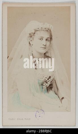 Vertical Legrand Bertha (Adele Said Blanchart, 1850-1910), (attrice) Portrait de Berthe Legrand (dite Adèle Blanchart, 1850-1910), attrice. 1860-1890. Carte de visite (recto). Tirage sur papier albuminé. Photographie d'Ulric Grob (actif entre 1860 et 1900). Parigi, musée Carnavalet. Foto Stock