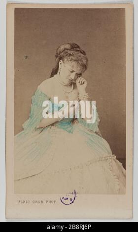 Vertical Legrand Bertha (Adele Said Blanchart, 1850-1910), (attrice) Portrait de Berthe Legrand (dite Adèle Blanchart, 1850-1910), attrice. 1860-1890. Carte de visite (recto). Tirage sur papier albuminé. Photographie d'Ulric Grob (actif entre 1860 et 1900). Parigi, musée Carnavalet. Foto Stock