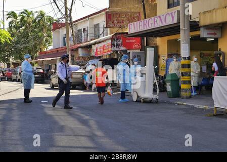 Mandaluyong City, Regione capitale Nazionale, Filippine. 23 marzo 2020. È la seconda settimana di Luzon Lockdown. Mentre alcuni dei nostri operatori sanitari in prima linea prendono una pausa e alcuni cercano di spostare un'apparecchiatura medica dove tutti indossano i loro dispositivi di protezione personale (PPE) appena fuori l'ingresso di emergenza del Mandaluyong City Medical Center. Credit: George Buid/ZUMA Wire/Alamy Live News Foto Stock