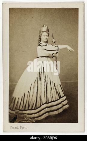 Ritratto di Laure Dordet (-1900), chiamato Milla, attrice teatrale. Portrait de Laure Dordet (décédée en 1900), dite Milla, attrice de théâtre. Carte de visite (recto). Tirage sur papier albuminé. 1860-1890. Photographie de Franck (dit Gobinet de Villecholle). Parigi, musée Carnavalet. Foto Stock