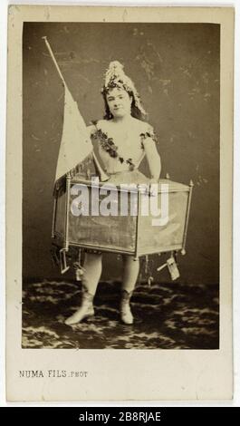 Ritratto di Laure Dordet (-1900), chiamato Milla, attrice teatrale, attualmente in possesso di una tromba. Portrait de Laure Dordet (décédée en 1900), dite Milla, attrice de théâtre, en train de tenir une trompette. Carte de visite (recto). Tirage sur papier albuminé. 1860-1890. Photographie de Numa fils (1866-1880). Parigi, musée Carnavalet. Foto Stock