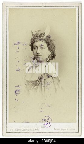 Ritratto di Laure Dordet (-1900), chiamato Milla, attrice teatrale. Portrait de Laure Dordet (décédée en 1900), dite Milla, attrice de théâtre. Carte de visite (recto). Tirage sur papier albuminé. 1860-1890. Photographie de Charles Reutlinger (1816-1880). Parigi, musée Carnavalet. Foto Stock