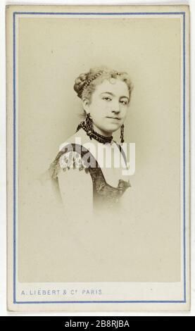 Ritratto di Laure Dordet (-1900), chiamato Milla, attrice teatrale. Portrait de Laure Dordet (décédée en 1900), dite Milla, attrice de théâtre. Carte de visite (recto). Tirage sur papier albuminé. 1860-1890. Photographie d'A. Liébert & Cie. Parigi, musée Carnavalet. Foto Stock