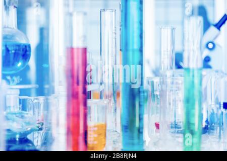 Provette di vetro utilizzate nei laboratori scientifici, fondo azzurro Foto Stock