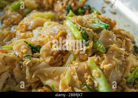 Tagliatelle sottili cotte in salsa Soy dolce con maiale, cucina tailandese. Foto Stock