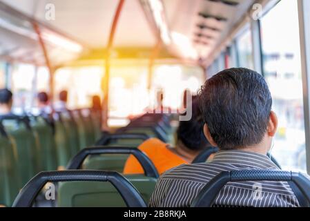 Posti nella parte posteriore del bus moderno. Foto Stock