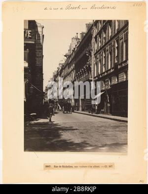 Da Rue de Rivoli a Boulevards / 387 Rue de Richelieu, un'auto in partenza. - cl. 967. Rue de Richelieu, 1 ° arrondissement, Parigi 'Rue de Richelieu, Parigi (Ier arr.)'. Photographie d'Hippolyte Blancard (1843-1924), vers 1890. Parigi, musée Carnavalet. Foto Stock