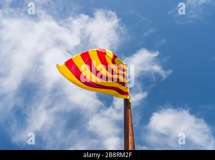 Primo piano della bandiera ufficiale della regione Catalogna. Foto Stock