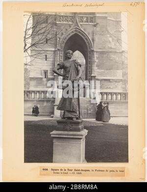 Boulevard Sebastopol / 668. Piazza di Saint-Jacques Torre, il portatore di pane, la torre / forma il fondo. - Cl 1245. La statua del pane portatore nella torre quadrata Saint-Jacques Boulevard Sebastopol, 4 ° distretto, Parigi. "La porteuse de Pain, statuine dans le Square de la tour Saint-Jacques, boulevard Sébastopol, Parigi (IVème arr.)". Photographie d'Hippolyte Blancard (1843-1924), vers 1890. Parigi, musée Carnavalet. Foto Stock