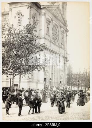 San Francesco Saverio / un giorno di prima comunione. Vista della Chiesa di San Francesco Saverio in un giorno di prima comunione, invece del Presidente-Mithouard, 7 ° arrondissement, Parigi 'Vue extérieure de l'église Saint-François-Xavier un jour de première comunione, Place du Président-Mithouard, Parigi (VIIème arr.)'. Photographie d'Hippolyte Blancard (1843-1924), vers 1890. Parigi, musée Carnavalet. Foto Stock