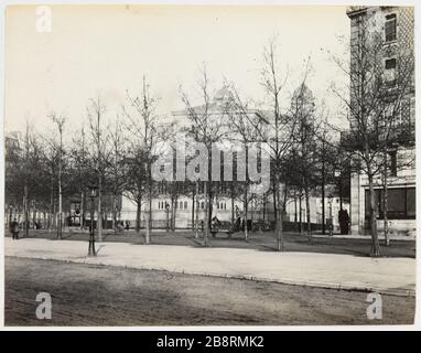 Chiesa di San Francesco Saverio / abside della chiesa vista attraverso gli alberi / Avenue de Breteuil. Facciata esterna dell'abside della chiesa di San Francesco Saverio visto attraverso gli alberi da Avenue de Breteuil, 7 ° arrondissement, Parigi 'façade extérieure du chevet de l'église Saint-François-Xavier vue à travers les arbres depuis l'avenue de Breteuil, Parigi (VIIème arr.)'. Photographie d'Hippolyte Blancard (1843-1924), vers 1890. Parigi, musée Carnavalet. Foto Stock