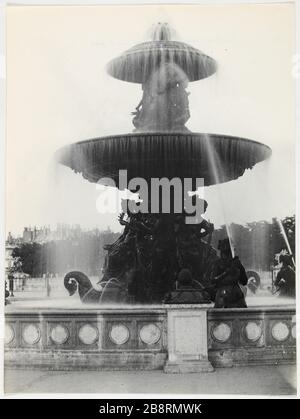 Fontaine [la parola successiva cancellata] acqua ghiacciata [la lettera seguente strippata] n flussi [la parola successiva cancellata] no. Fontana dei fiumi, Place de la Concorde, 8 ° arrondissement, Parigi 'Fontaine des Fleuves, Place de la Concorde, Parigi (VIIIème arr.)'. Photographie d'Hippolyte Blancard (1843-1924). 1890. Parigi, musée Carnavalet. Foto Stock