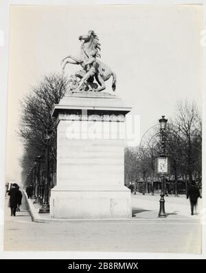 Cavalli di Marly / quello di destra. Cavalli di Marly, gruppo di destra, di Guillaume Coustou, scultore, Place de la Concorde, 8 ° arrondissement, Parigi 'Les chevaux de Marly, groupe de droite, par Guillaume Coustou, scultore, Place de la Concorde, Parigi (VIIIème arr.)'. Photographie d'Hippolyte Blancard (1843-1924). 1890. Parigi, musée Carnavalet. Foto Stock