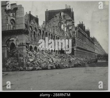 Ministero delle Finanze / fuoco frontale. Front bruciato il Ministero delle Finanze, 1 ° arrondissement, Parigi. La Commune de Paris. façade incendiée du ministère des finances. Parigi (Ier arr.). Photographie d'Hippolyte Blancard (1843-1924). Tirage au platine (recto). 1870-1871. Parigi, musée Carnavalet. Foto Stock