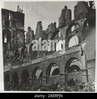 Ministero delle Finanze / fuoco frontale. Il Ministero delle Finanze, anteriore bruciato, 1 ° arrondissement, Parigi. La Commune de Paris. Le Ministère des finances, façade incendiée. Parigi (Ier arr.). Photographie d'Hippolyte Blancard (1843-1924). Tirage au platine (recto). 1870-1871. Parigi, musée Carnavalet. Foto Stock