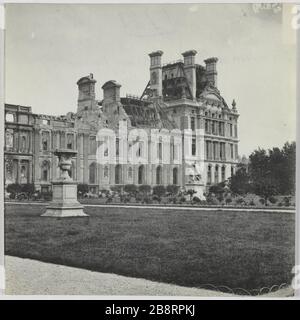 Tuileries / Flora Pavilion. Giardini laterali. Il Pavillon de Flore, vicino ai giardini Tuileries, 1 ° arrondissement, Parigi. La Commune de Paris. La pavillon de Flore, côté des jardins des Tuileries. Parigi (Ier arr.). Photographie d'Hippolyte Blancard (1843-1924). Tirage au platine (recto). 1870-1871. Parigi, musée Carnavalet. Foto Stock