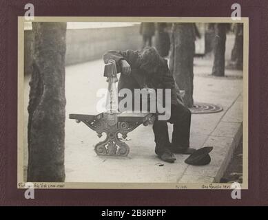 Trampino seduto su una panchina. Clochard assis sur un banc. Photographie de Louis Vert (1865-1924). Gélatino-bromure sur papier brillante. 1900-1906. Parigi, musée Carnavalet. Foto Stock