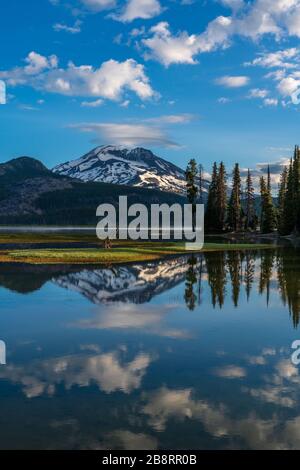 Montagna in Oregon a Sparks Lake Foto Stock