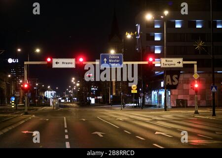 Sarajevo. 22 marzo 2020. Foto scattata il 22 marzo 2020 mostra una strada vuota a Sarajevo, Bosnia-Erzegovina (BiH). Il numero totale di casi COVID-19 in Bosnia-Erzegovina (BiH) è salito a 125 domenica a partire da 94 un giorno prima, dopo che sono stati segnalati 31 nuovi casi nella Republika Srpska (RS), una delle due entità della BiH. Credit: Nedim Grabovica/Xinhua/Alamy Live News Foto Stock