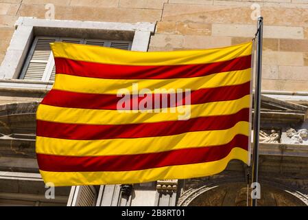 Primo piano della bandiera ufficiale della regione Catalogna. Foto Stock