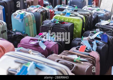 Bagagli costituito da grandi valigie zaini e borsa da viaggio. Foto Stock