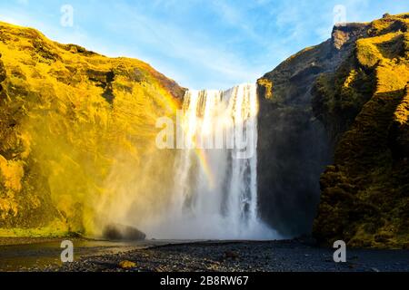 Un arcobaleno sopra Skogafoss Foto Stock