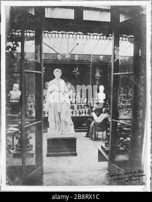 PARIGI - JEAN-PIERRE Dantan Jean-Pierre Dantan (1800-1869), dit Dantan le Jeune, dans son atelier-musée, vers 1850. Parigi, musée Carnavalet. Foto Stock