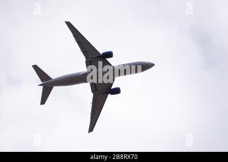 Vista ad angolo basso dell'aeroplano commerciale a metà volo; Foto Stock