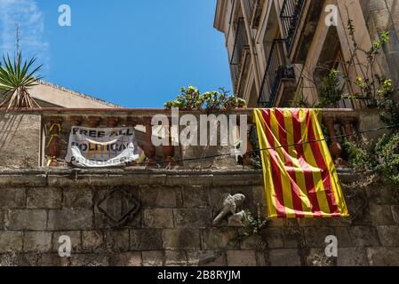 Barcellona, Spagna - 1 agosto 2019: Bandiera Cataloni e segno dei prigionieri politici Foto Stock